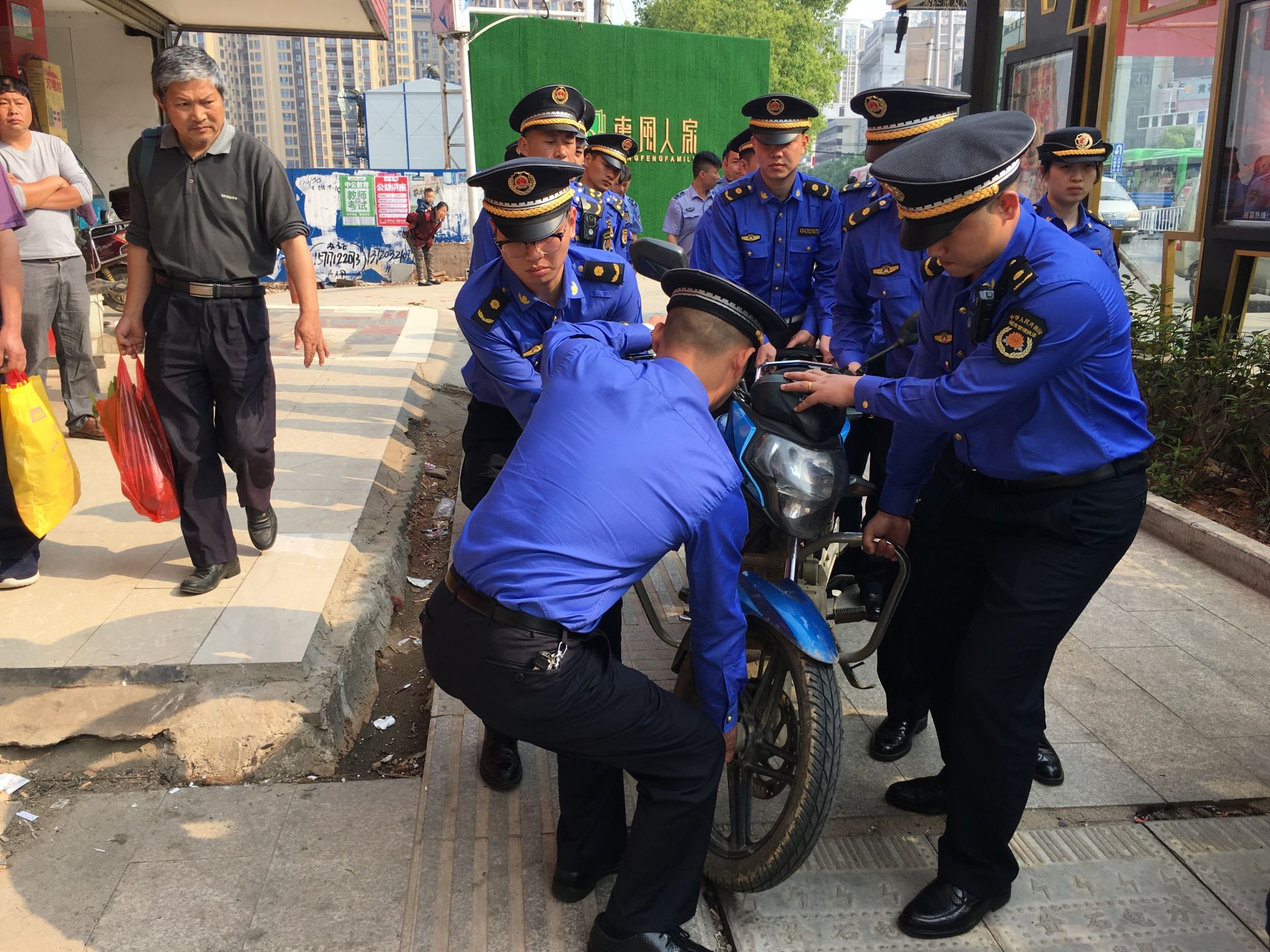 转折点科林蒂安门线救险；欧冠集结日攻防权衡；赛场秩序良好；医务组通报恢复的简单介绍